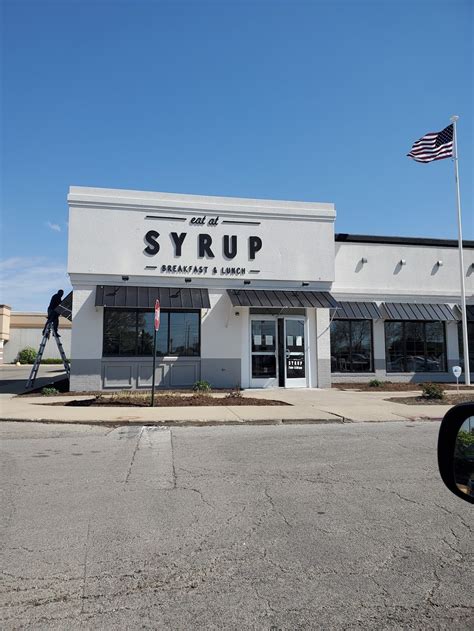 Syrup aurora. Cool off with us today! . . #eatatsyrup #syrup #nationalsmoresday #smoreo #smoreofrappe #ghirardelli #ghirardellichocolate #blendedicedcoffee #algonquinil #aurorail #stcharlesil 
