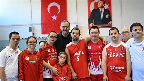 TÖSEV Başkanı Down Sendromlu Basketbol Milli Takımı'nı ziyaret etti - Haberler