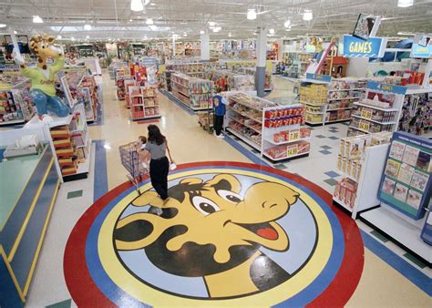 Tòys r us. 1:40. Toys R Us' comeback continued Wednesday with its first new U.S. bricks-and-mortar store. A month after opening two “immersive toy wonderlands” called Toys R Us Adventure and 17 months ... 