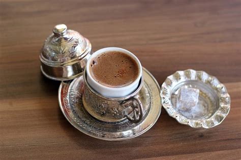 Türk kahvesinin yanında neden su verilir? Bu gelenek nasıl ortaya çıktı?s