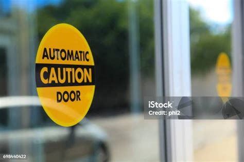 Tanda Peringatan Pintu Otomatis foto stok... - iStock - coolestguyplanet.net