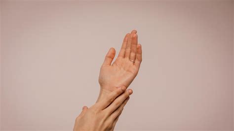 Tangan Berkeringat - Gejala, Penyebab, dan Pengobatan - Alodokter - balustradellc