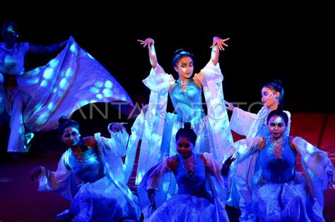 Tari kontemporer #sendratasik #unp - muktibox.com