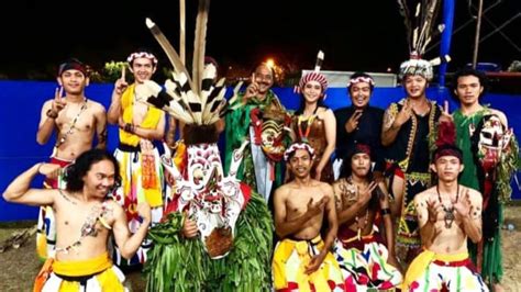 Tari tradisional suku Dayak Bahau | Dayak Menari.. Sanggar tari ... - muktibox.com