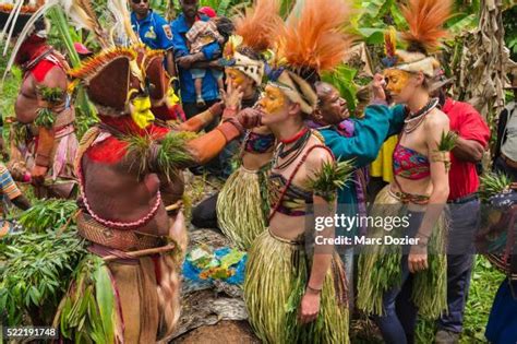 Tari Traditional Attire - muktibox.com