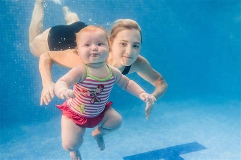 Teaching my 2.5-year-old daughter how to swim underwater. - balustradellc