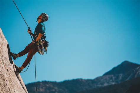Teknik Ascending dan Descending dalam Rock Climbing - balustradellc