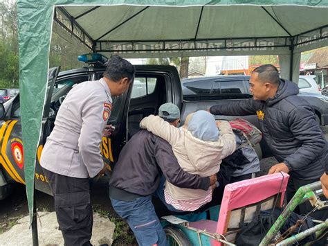 Terpeleset di Puncak Ijen, Wisatawan Asal Bogor Dievakuasi Polisi ... - raincitystudios.com