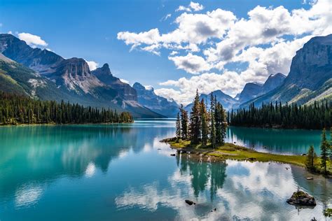 The 15 most stunning lakes in Canada - The Travel Bible - balustradellc