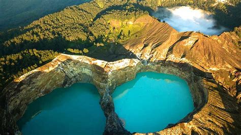 The Beautiful Multicoloured Lakes of Kelimutu - balustradellc