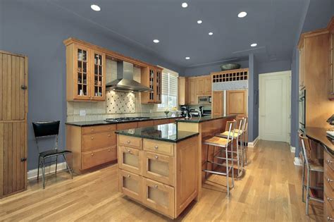 The Best Dark Wall Paint Color for Oak Cabinets - balustradellc