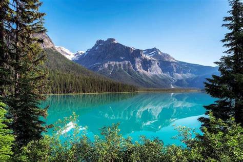 The Best Lakes in Canada: 4 Stunning Spots - balustradellc