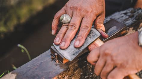 The Bushcrafter's Guide to Sharpening an Axe by Hand - balustradellc