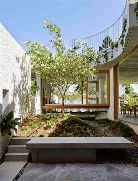 The courtyard: the latest architectural trend in modern homes - balustradellc