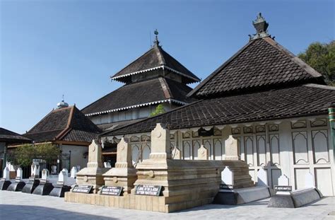 THE FIRST ISLAMIC STATES OF JAVA 15th AND 16th CENTURIES - wintechmobiles.com