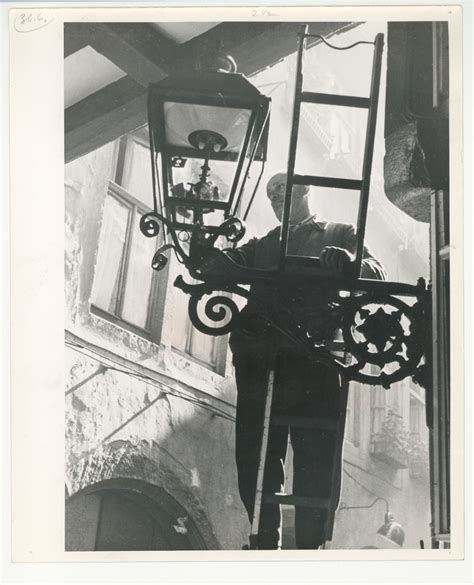 The history of the lamplighter - English Lamp Posts - wintechmobiles.com