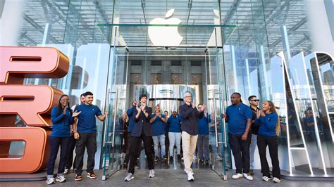 The latest iPhone, Apple Watch, and AirPods arrive in Apple Store ... - balustradellc