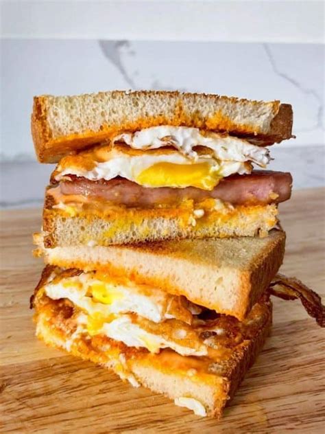 The perfect breakfast sandwich with sriracha mayo sauce - balustradellc