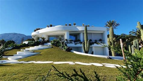 The Rising Demand for Bespoke Luxury Homes and … - balustradellc