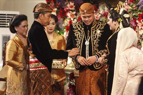 The Story Behind the Traditional East Javanese Wedding Rituals - balustradellc