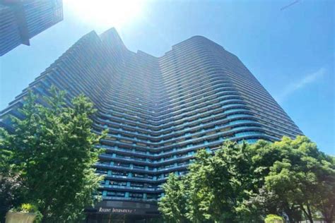 This Colossal Apartment Building Is Home to Around … - balustradellc