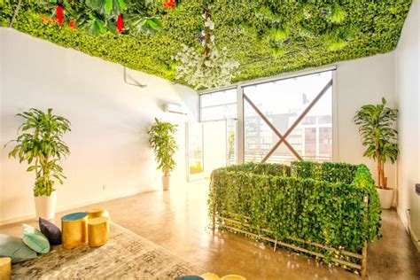 This Loft Has a Secret Garden - 'It's a Rooftop Oasis' - Livingetc - balustradellc