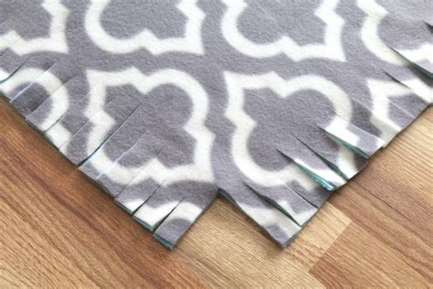TIED FLEECE BLANKET A TUTORIAL A FreshSqueezed Life