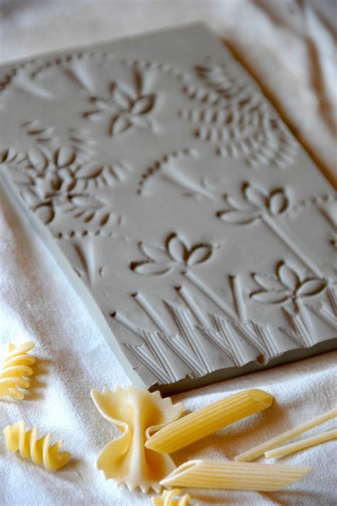 Tiles imprinted with pasta - Arte a Scuola - muktibox.com