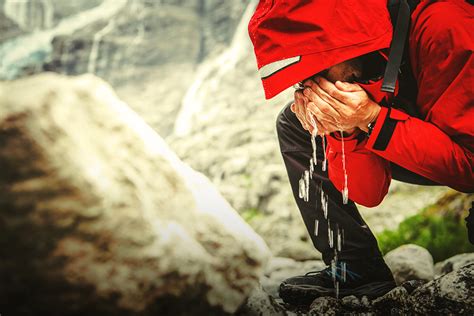 Tips Agar Terhindar dari Dehidrasi Saat Mendaki - balustradellc