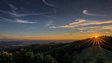 Tips Berburu Sunrise di Pegunungan - JEJAK DOLAN - balustradellc