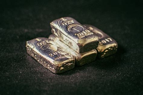 Tips for Preventing Tarnish on Silver Bullion - balustradellc