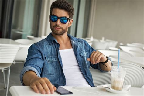 Tips Memilih Kacamata Hitam untuk Kesehatan Mata - balustradellc