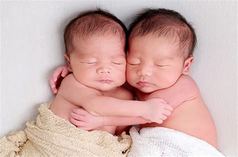 Tips Mempersiapkan Persalinan Bayi Kembar - Halodoc - balustradellc