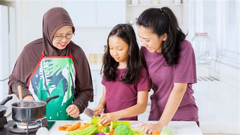 Tips Mengajarkan Anak Memasak Sesuai Usianya - KlikDokter - balustradellc