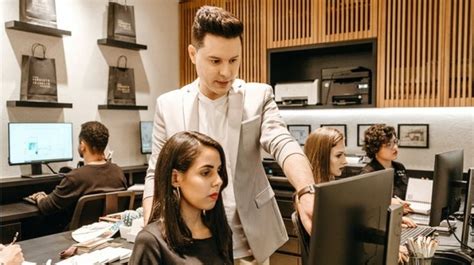 Tips menghadapi bos yang galak di kantor | Ogah Pulang - balustradellc