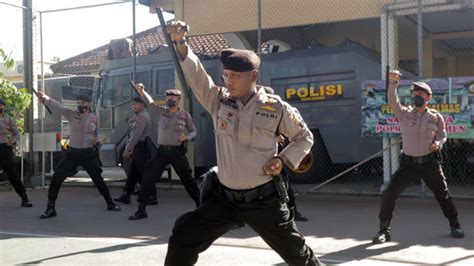 Tongkat Polri, Ternyata Ini Fungsi dan Gunanya - balustradellc