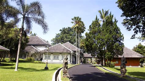 Tour Indonesia: Palaces & Temples | Globus Indonesia Trip - balustradellc