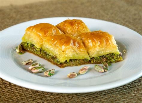 TR/MOR PAPATYAAğızda Dağılan Çıtır Baklava Tarifi İçin Malzemeler Hamuru için: 1 çay bardağı su 1 çay bardağı yoğurt 1 çay bardağı sıvı yağı 1 tane yumurta 1 paket kabartma tozu 1 çimdik tuz Alabildiği kadar un Açmak için; Nişasta Arası için: 300 gram eritilmiş ılık tereyağı 300 gram çekilmiş ceviz içi Şerbeti için: 4 su bardağı su 1 kilo toz şekerEvde Baklava Tarifi Nasıl Yapılır? Hamuru Hazırlamak İçin: Derin bir kabın içerisinde tereyağı, sıvı yağ, süt, yumurta, sirke, tuz, yoğurt ve suyu birleştirin, güzelce karıştırın.