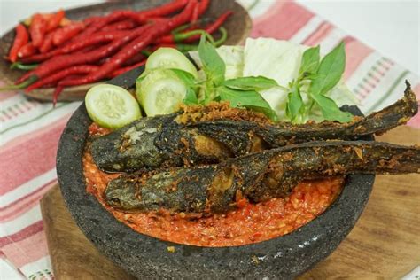 Trik bikin sambal pecel lele selezat di warung tenda, jangan asal ... - balustradellc