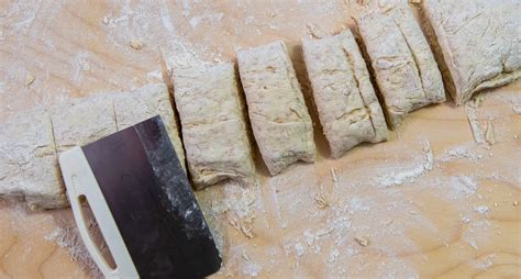 Ta upp degen  vid bakbord  samt dela den  inom 12 bitar.