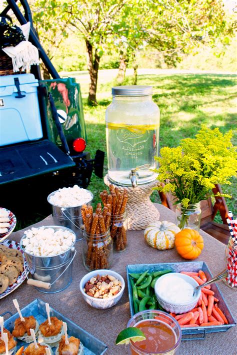 Tailgating ideas. 20 Compostable Plates. 20 Compostable Wrapped utensil sets. 20 Compostable 16 oz clear plastic cups. 20 Alcohol free Wet-Naps. 30 Natural napkins. 30 Wooden stir sticks. Depending on the size of your tailgate party, Go Green Tailgate can accommodate whatever size crowd you are expecting. 
