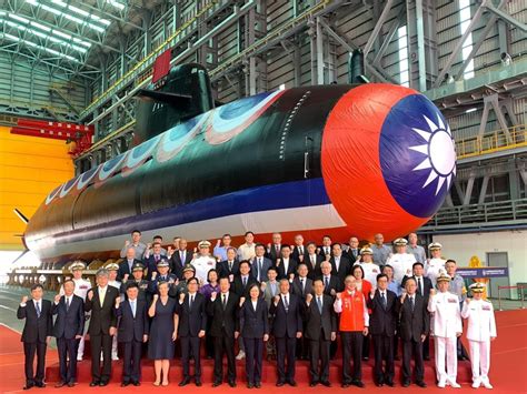 Taiwán presentó su primer submarino de construcción nacional en un momento en que las tensiones y las amenazas de China crecen
