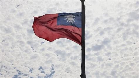 Taiwan reports 2 Chinese balloons near its territory as China steps up pressure ahead of elections