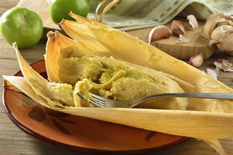 Tamales mexicanos. Soak Corn Husks (Timestamp 2:00) 24-Corn Husks / Hoja Enchochada – 45 min to 1 hour Enough water warm water to cover and soak leaves Shredded Beef. … 