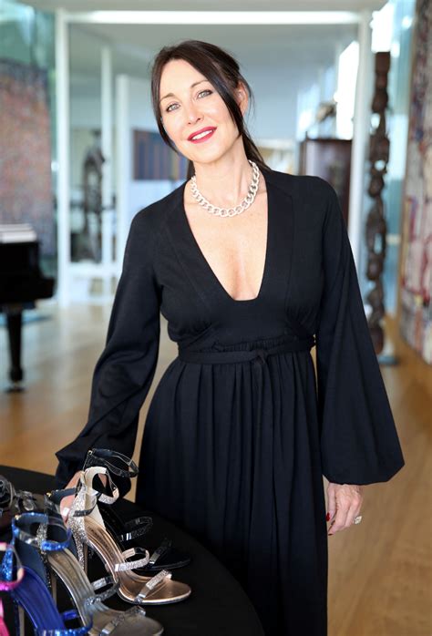 Tamara mellon. Tamara Mellon founded Jimmy Choo in 1996, when she was 27 years old. At the time, men’s names dominated the most prestigious premium women’s shoe labels. … 