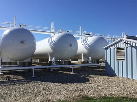 Tank farm propane. A propane tank should be stored outdoors and away from a house or garage. It should be kept upright, away from heat and in a dry location. Before storage, it should be inspected to... 