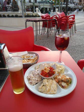 Tapas e bebidas boas, atendimento... - Taperia Las Campanas Cafe ( sin …