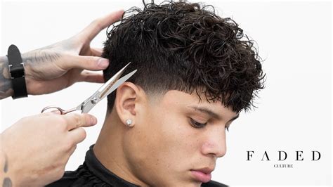 Taper fade pelo ondulado largo. Discover the hottest trend: Taper Fade Pelo Largo! Your ultimate guide to rocking long hair with style. Easy tips and inspiration for a trendy look. 