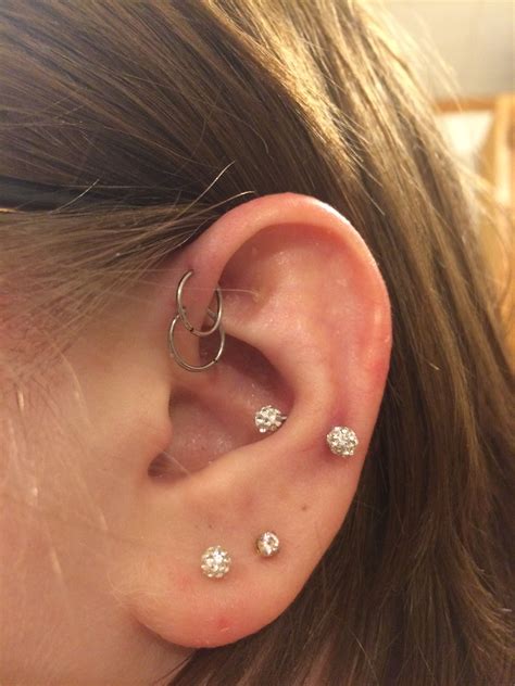 Target ear piercing. Top 10 Tips for Cleaning an Ear Piercing. It’s best to clean a piercing by gently dabbing a cotton swab soaked in a salt solution. Avoid cleaning with fragrant soaps. Before you start, wash your ... 
