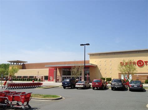 A shopping center parking lot is shut down while a DeKalb County Police Department bomb squad investigates a "suspicious package" outside a Target near Northlake Mall Atlanta, Georgia - News from Georgia, source of news from Georgia with live map - Georgia local alerts - georgia.liveuamap.com. 